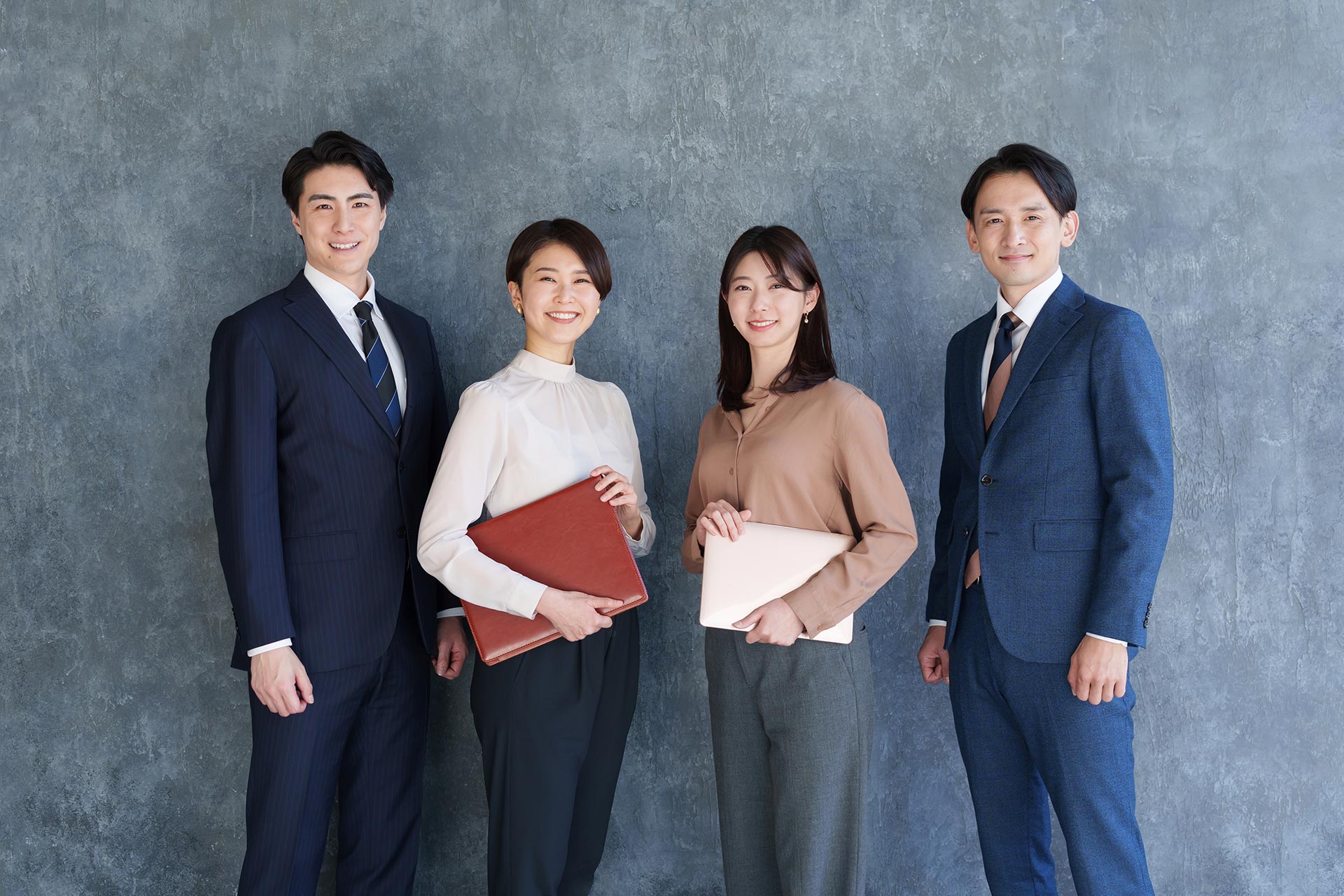 笑顔で話すビジネスパーソンたち