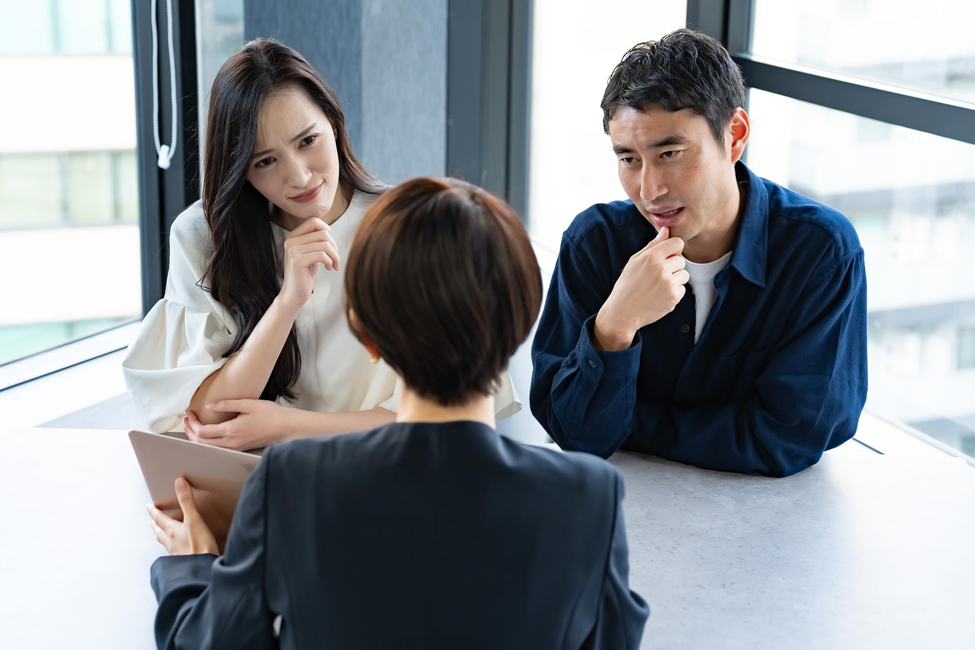 悩みを抱えるビジネスパーソン